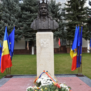 Consiliul raional Ialoveni a edificat monumentul Domnitorului Ștefan cel Mare și Sfânt, fiind inaugurat la data de 27 martie, când s-au împlinit 106 ani de la Marea Unire