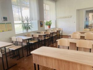 Gimnaziul Cărbuna a beneficiat de mobilier nou pentru 3 clase de elevi cu suportul Consiliului raional Ialoveni