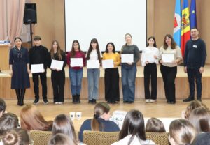 Peste 120 de tineri participanți la instruirea privind scrierea proiectelor mici de dezvoltare comunitară au primit certificate de competențe