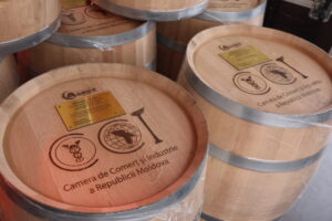 Producătorii de vin în condiții de casă din raionul Ialoveni se pot înregistra la Concursul „Polobocul de Aur 2024”