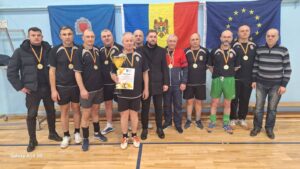 Echipa orașului Ialoveni de volei, categoria veterani, a urcat pentru prima dată pe podiumul campionilor