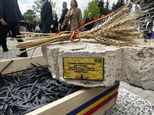 Harta României Mari sculptată în piatră spartă, oferită de conducerea raionului Ialoveni la evenimentul dedicat inițierii lucrărilor ,,Podul de flori”