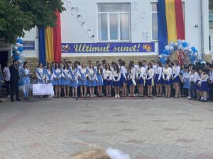 „Ultimul sunet” a răsunat în școlile din raionul Ialoveni. Mesajul Consiliului raional pentru elevii și cadrele didactice cu prilejul încheierii anului de studii