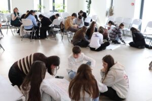 𝗔𝗹 𝘁𝗿𝗲𝗶𝗹𝗲𝗮 𝗮𝘁𝗲𝗹𝗶𝗲𝗿 𝗱𝗲 𝘀𝗰𝗿𝗶𝗲𝗿𝗲 𝗮 𝗽𝗿𝗼𝗶𝗲𝗰𝘁𝗲𝗹𝗼𝗿 𝗺𝗶𝗰𝗶, 𝗶̂𝗻 𝗰𝗮𝗱𝗿𝘂𝗹 𝗿𝘂𝗻𝗱𝗲𝗶 𝗮 𝗫𝗫𝗫𝗜𝗜, 𝗮 𝗿𝗲𝘂𝗻𝗶𝘁 𝟱𝟬 𝗱𝗲 𝘁𝗶𝗻𝗲𝗿𝗶 𝗱𝗶𝗻 𝗹𝗼𝗰𝗮𝗹𝗶𝘁𝗮̆𝘁̦𝗶𝗹𝗲 𝗿𝗮𝗶𝗼𝗻𝘂𝗹𝘂𝗶