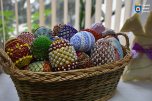 O expoziție de lucrări a elevilor, dedicată tradițiilor pascale, a fost vernisată în cadrul Consiliului raional Ialoveni