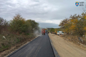 Progrese în implementarea proiectului de reabilitare capitală a drumului L508. A început așternerea primului strat de asfalt